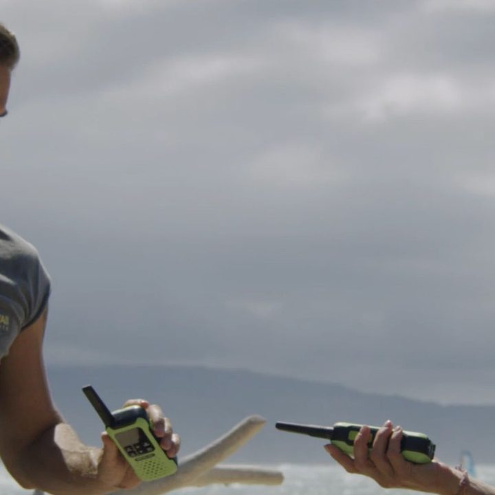 Shane West and Nicky Whelan exchanging walkie talkies in a scene from Maneater.