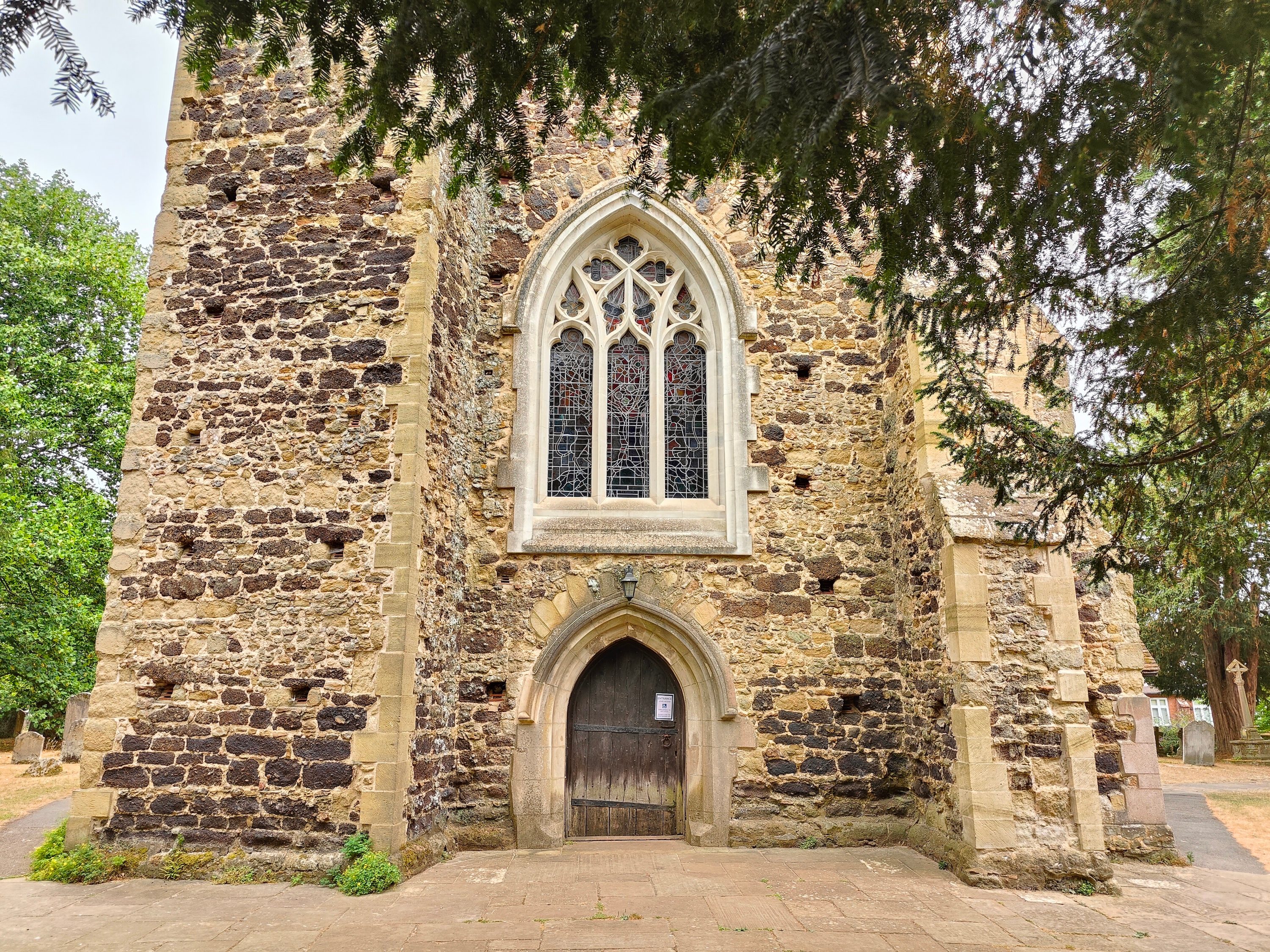 OnePlus 10T wide-angle photo of a church.