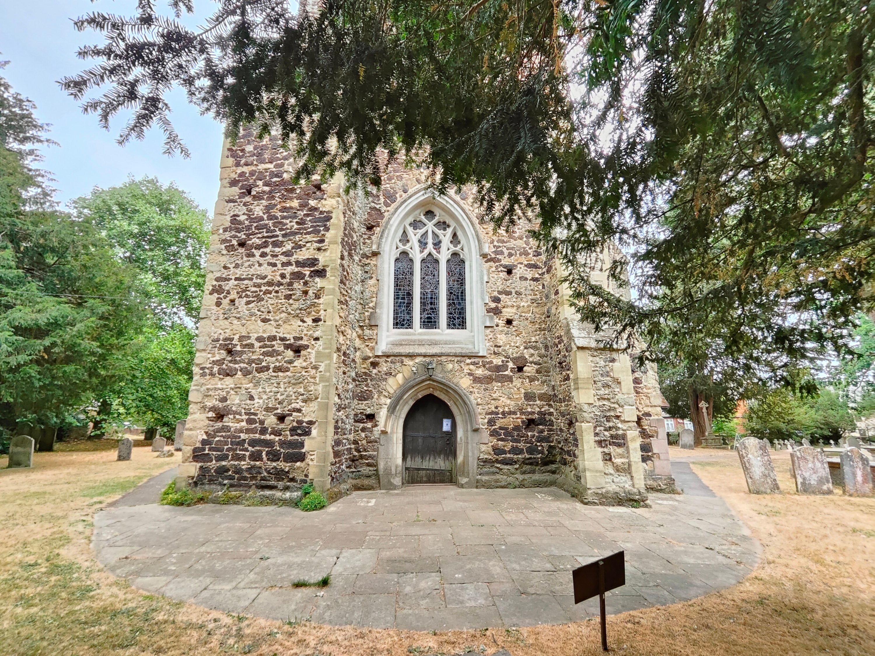OnePlus 10T main camera photo of a church.