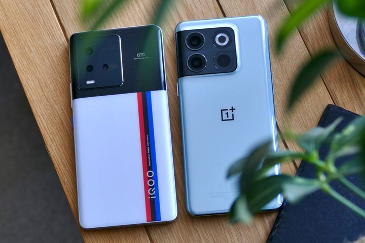 The back of the OnePlus 10T and iQoo 9T.