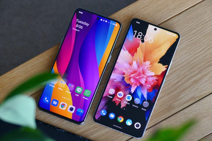 OnePlus 10T and iQoo 9T's screens.
