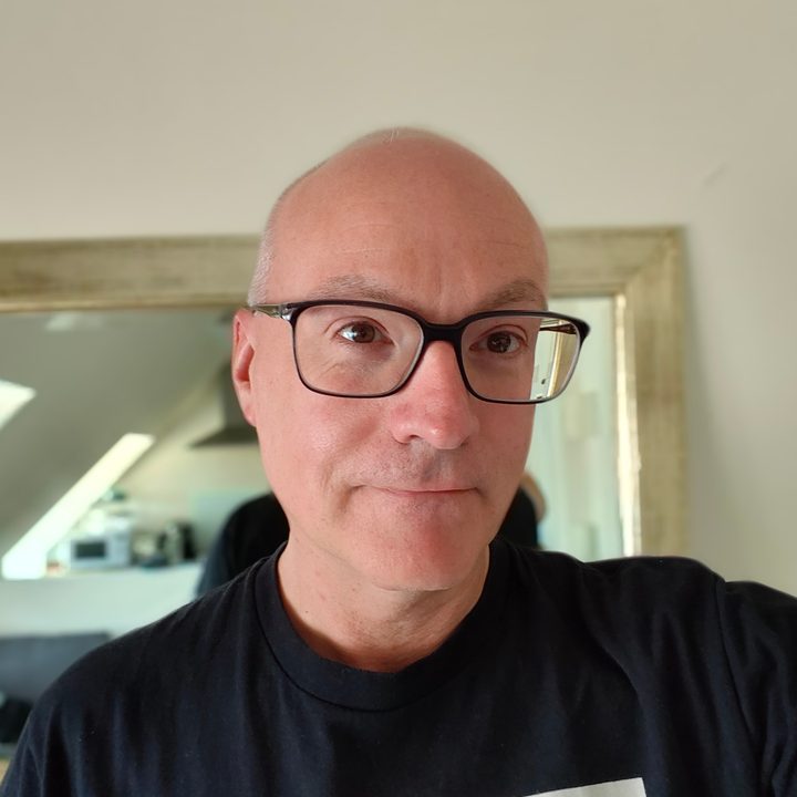 Portrait selfie photo taken with the OnePlus 10T.