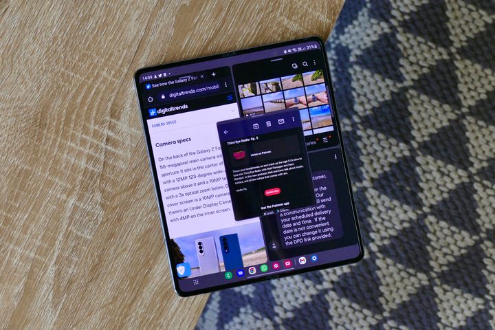 Multiple apps running at once on the Galaxy Z Fold 4.