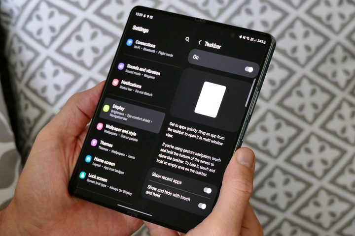 The Galaxy Z Fold 4's Taskbar control menu.