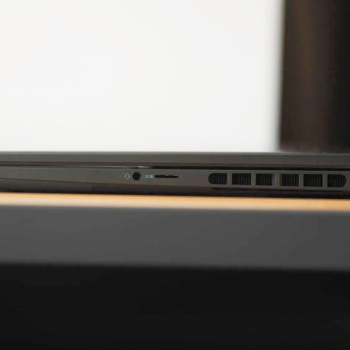 The ports on the right side of the Dell Inspiron 14 Plus.
