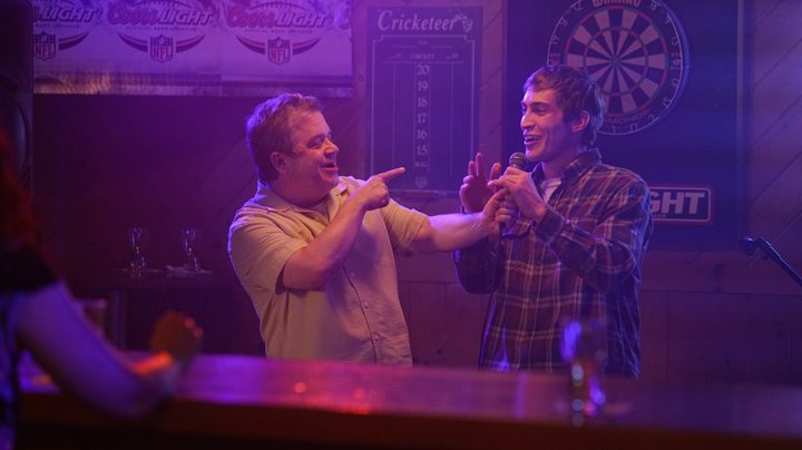 A father and son sing together in a bar in I Love My Dad.