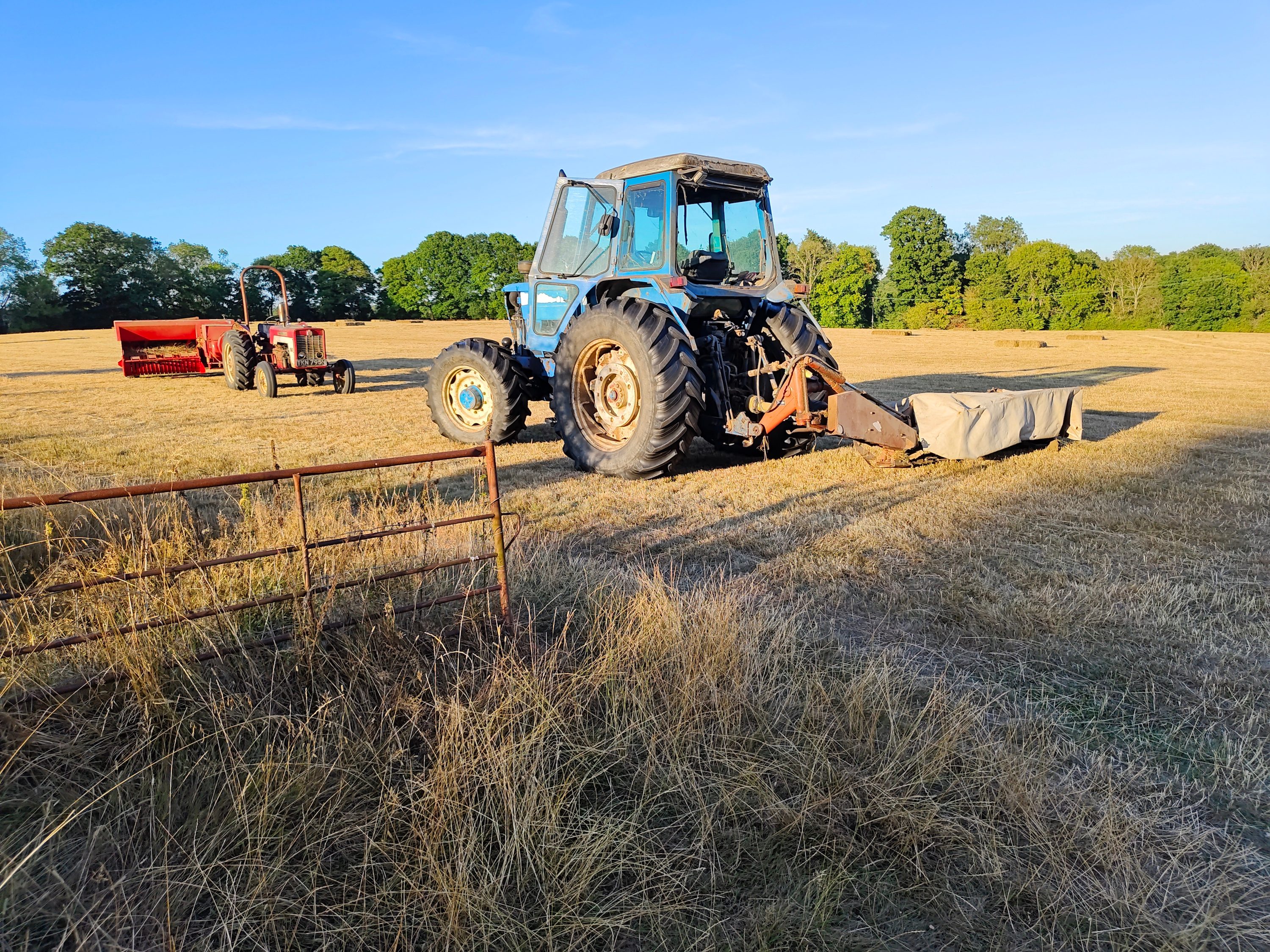 Photo of a tractor taken with the iQoo 9T.