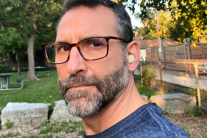 Man wearing Jabra Elite 5.
