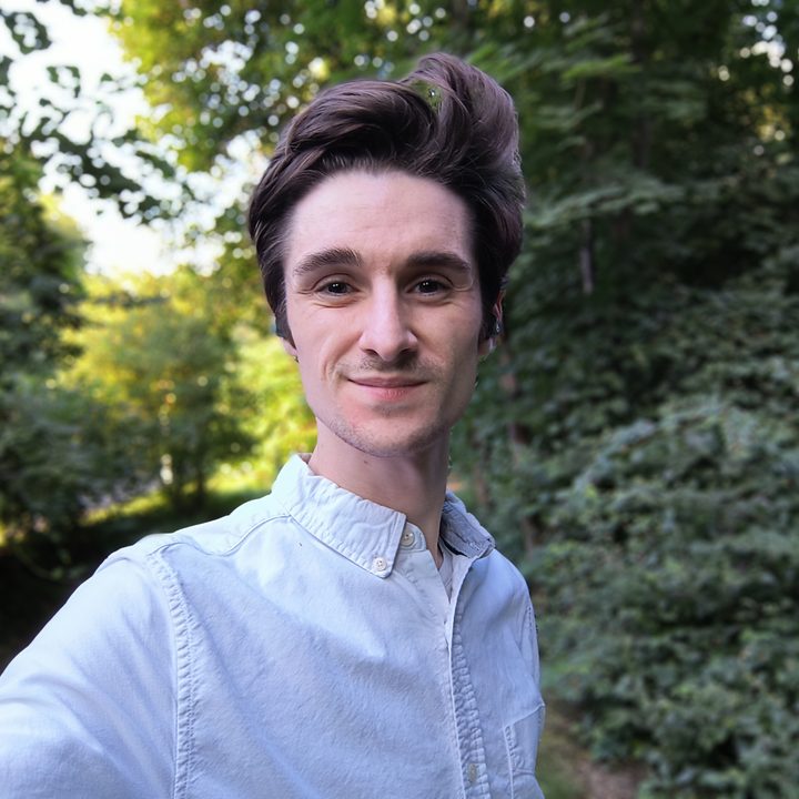 An outdoor selfie camera sample from the Motorola Edge (2022).