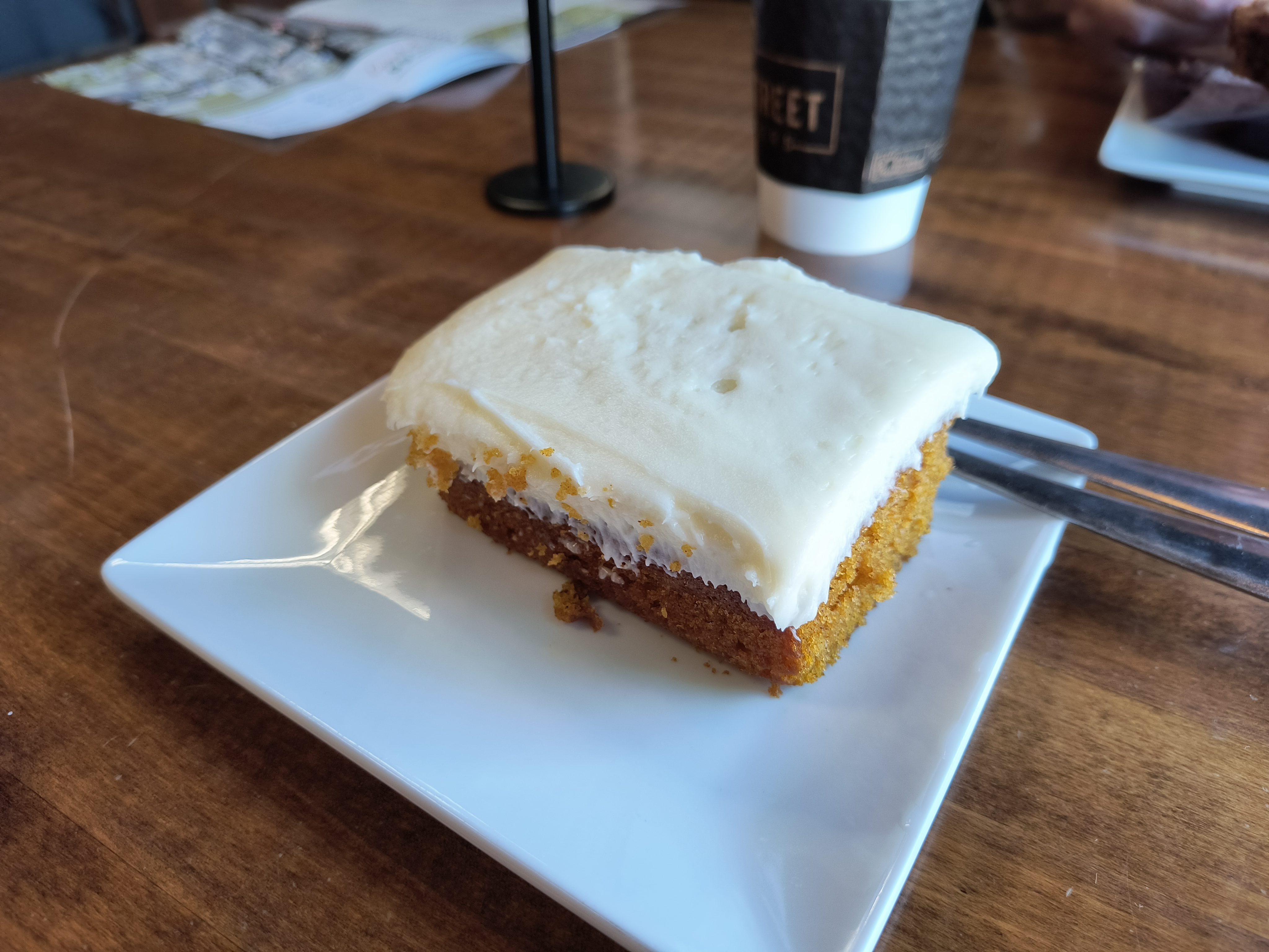 Camera sample of a slice of cakefrom the Motorola Edge (2022).