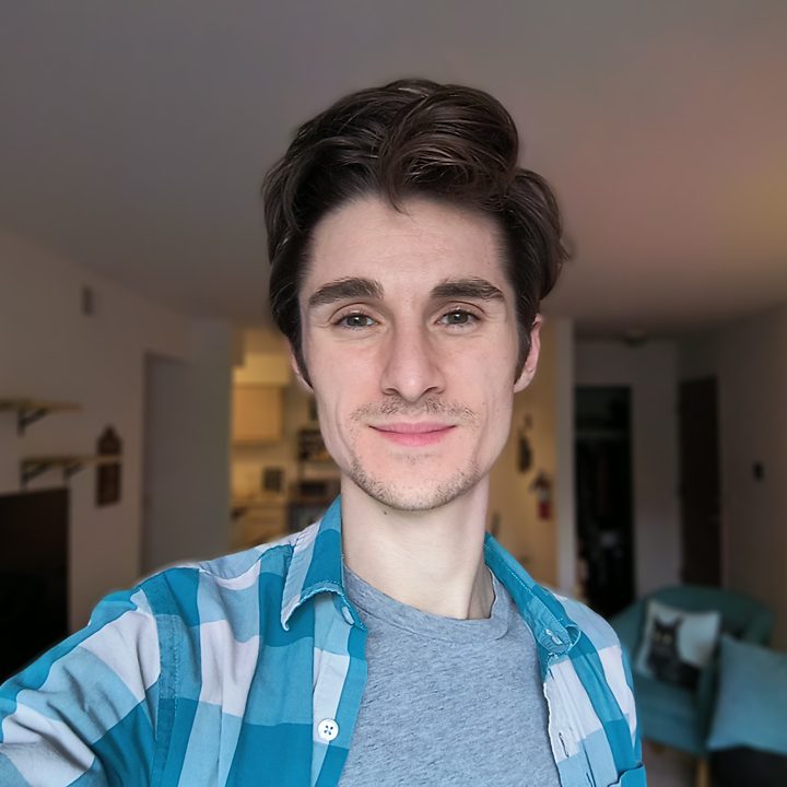 An indoor selfis camera sample from the Motorola Edge (2022).