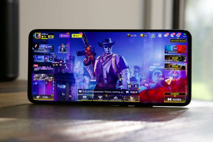 Call of Duty: Mobile on the Motorola Edge (2022).