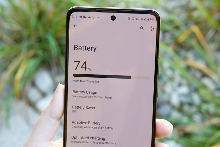 Battery page on the Motorola Edge (2022).