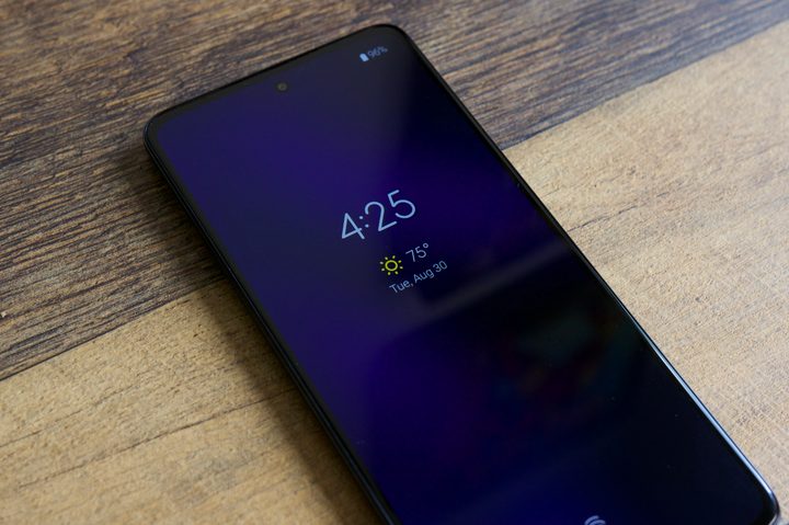 Peak Display on the Motorola Edge (2022).