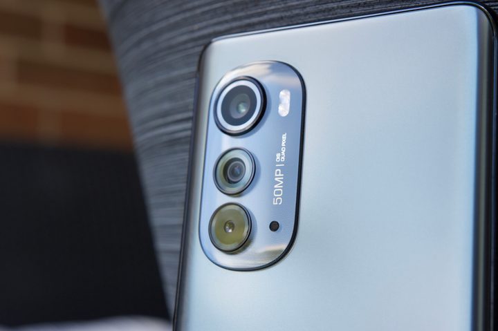 Rear cameras on the Motorola Edge (2022).