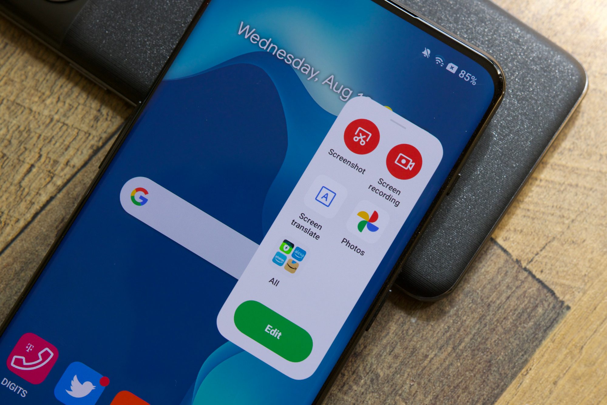 The Smart Sidebar feature in OxygenOS 13.