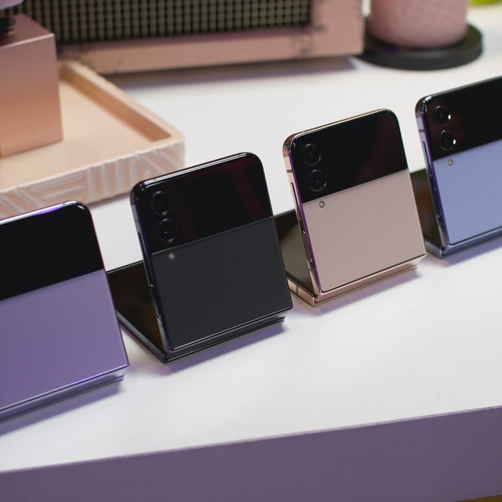 Samsung Galaxy Z Flip 4 colors on display.