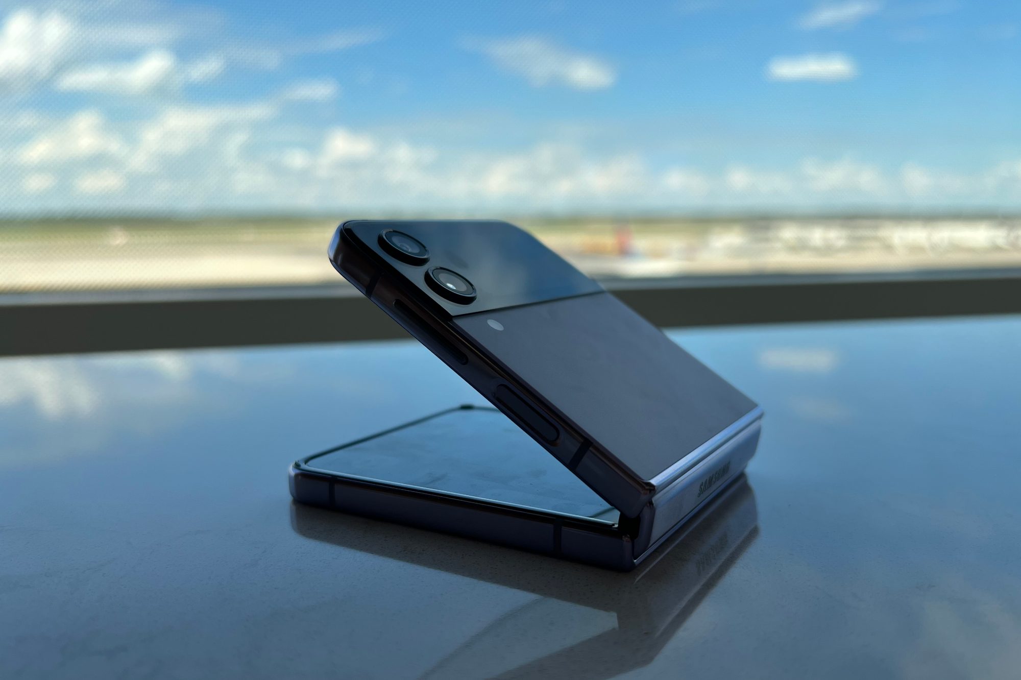 Samsung Galaxy Z Flip 4 vs. Galaxy S22 - Digital Trends