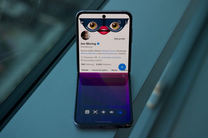 The Flex mode panel on the Samsung Galaxy Z Flip 4.