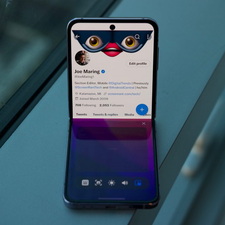 The Flex mode panel on the Samsung Galaxy Z Flip 4.