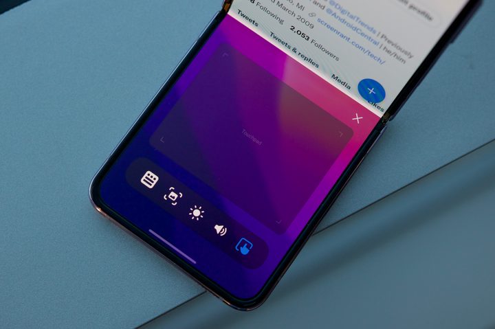 The Flex mode panel on the Samsung Galaxy Z Flip 4.