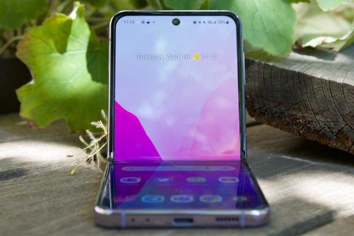 The main screen on the Samsung Galaxy Z Flip 4.