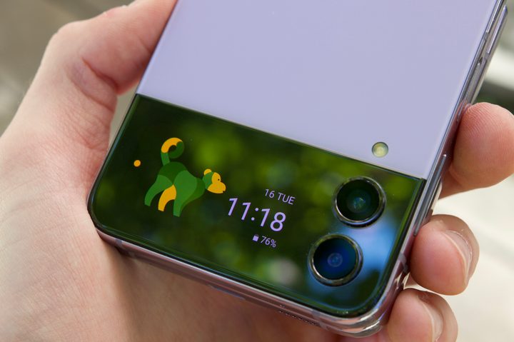 The cover screen on the Samsung Galaxy Z Flip 4.