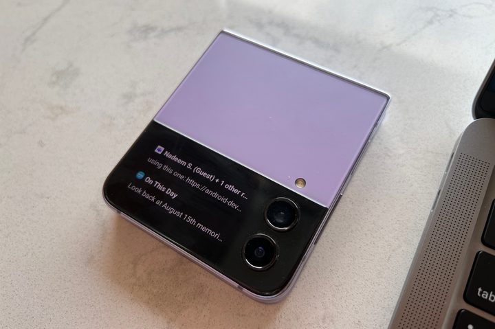 The cover screen on the Samsung Galaxy Z Flip 4.