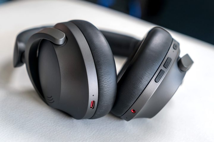The 1More SonoFlow headphones buttons.