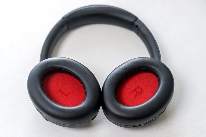 Revealing the ear cups for the 1More SonoFlow