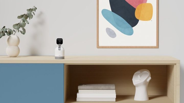 The Blink Mini Pan Tilt mount on a wooden table.