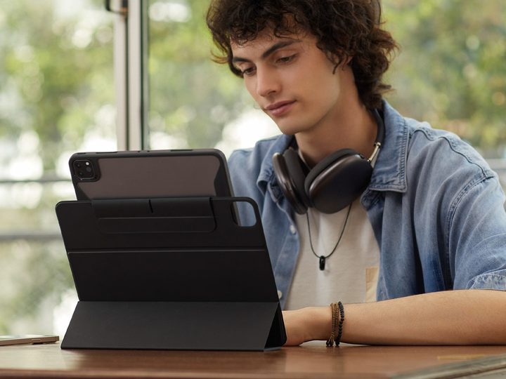 ESR Resbound Hybrid Case 360 with iPad11 12.9-3 and in use.