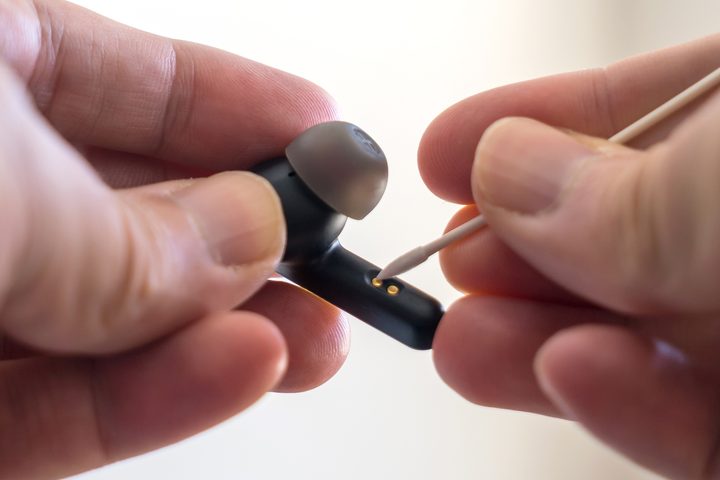 Cleaning brush with the Earfun Air S.