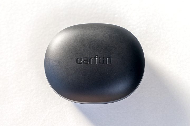 Earfun Air S case closed.