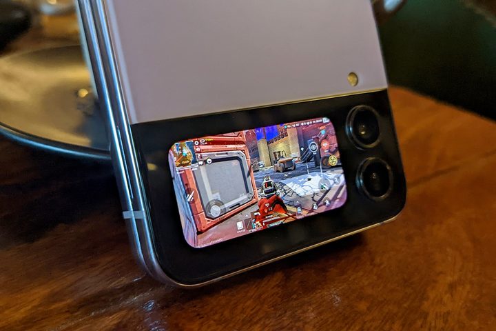 Apex Legends on Samsung Galaxy Z Flip 4 cover screen.