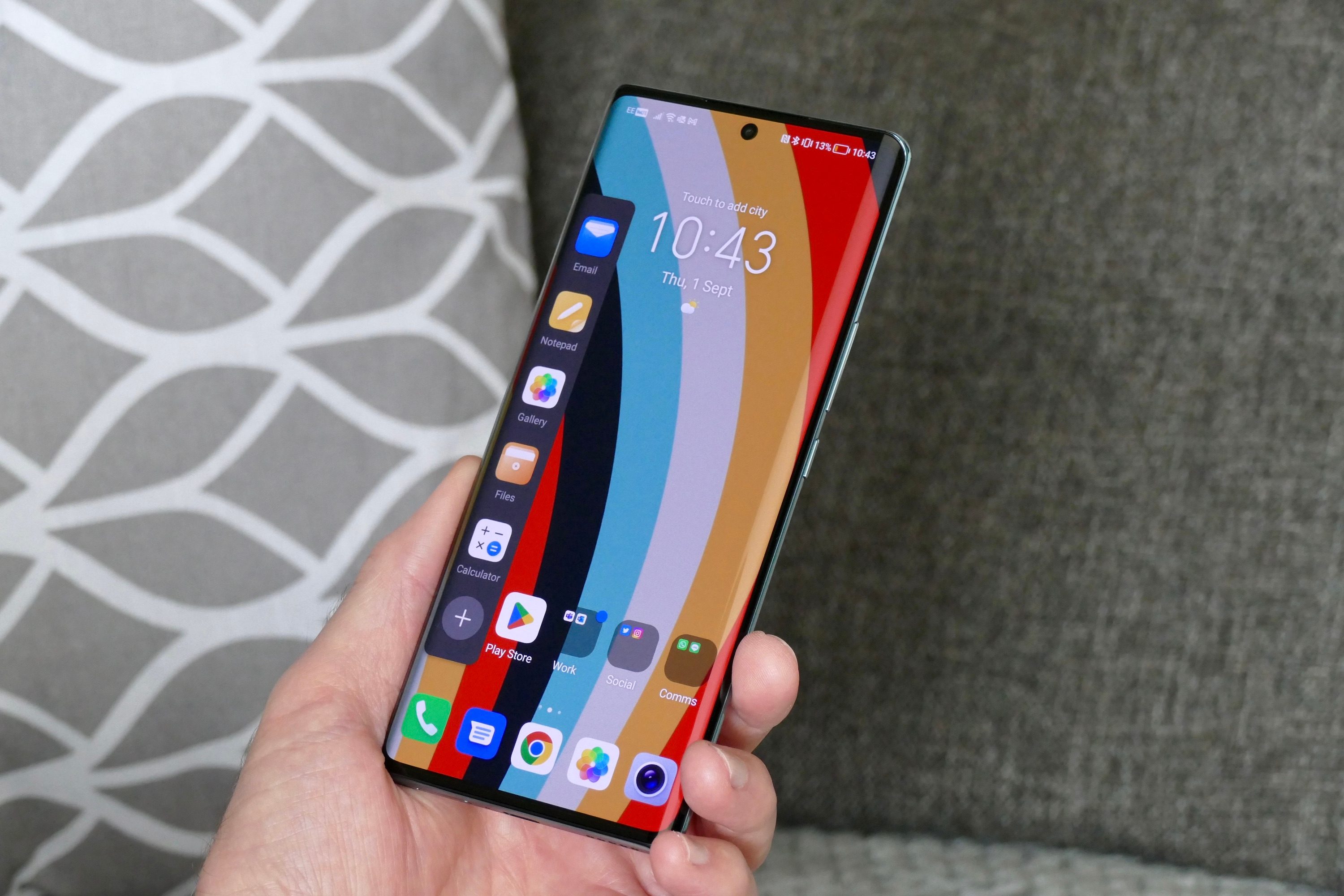 Slide-in side panel on the Honor 70.