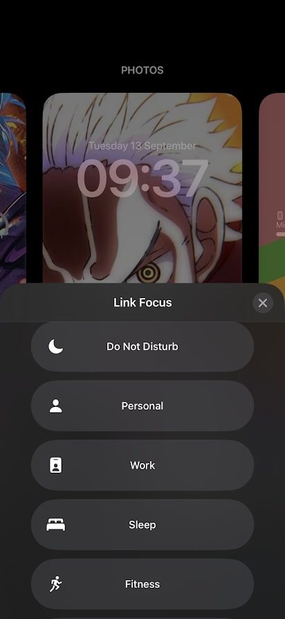The new iOS 16 locskcreen switcher.
