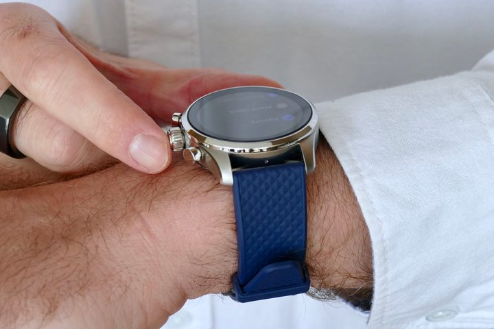 Man using the Montblanc Summit 3's crown.