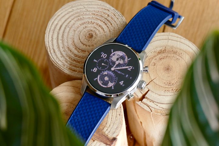 The Montblanc Summit 3 showing a watch face and its blue strap.