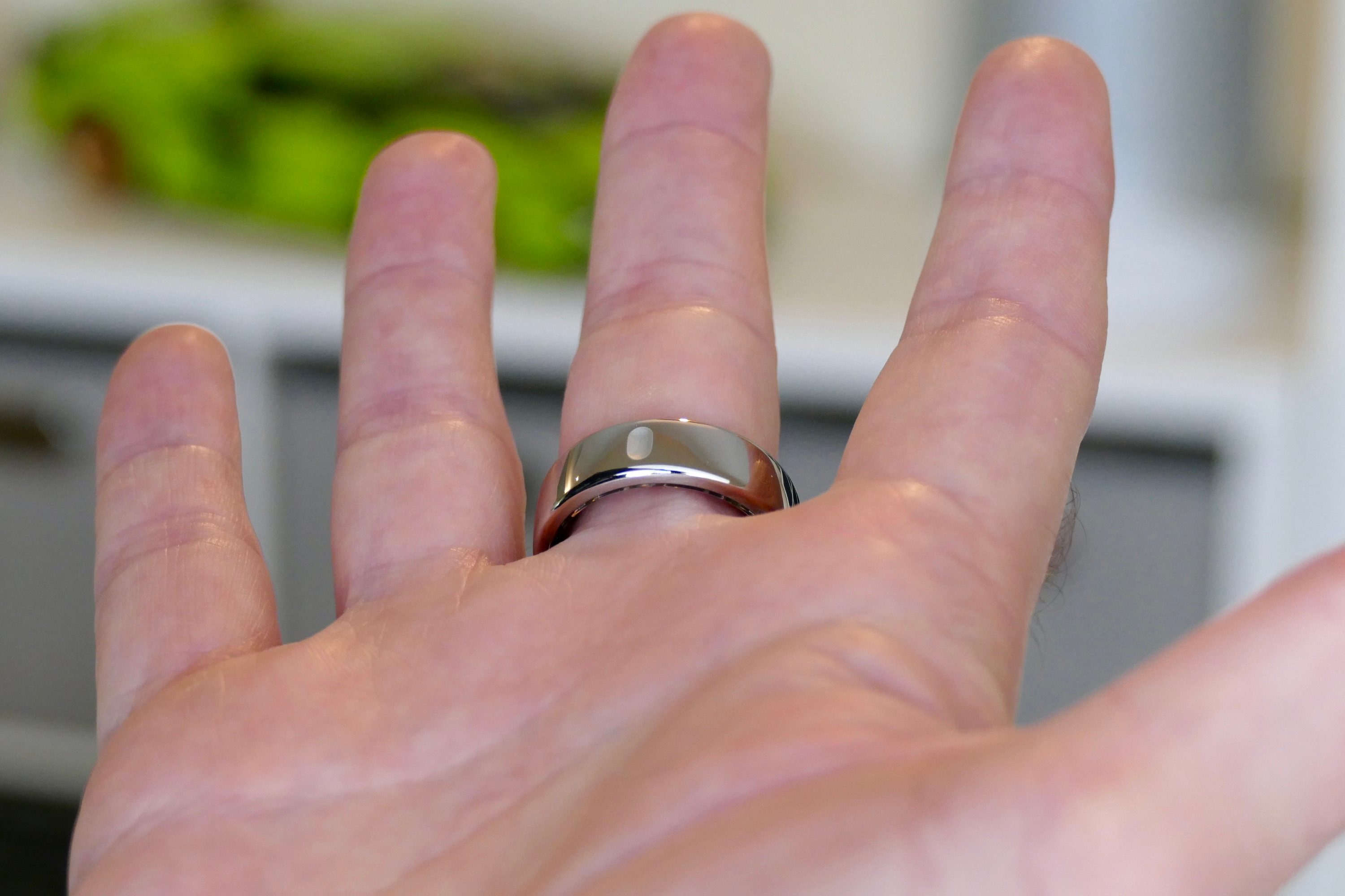 Notch on the underside of the Oura Ring Horizon.