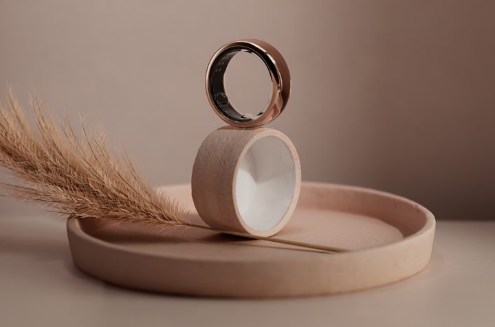 Oura Ring Horizon in Rose Gold color.