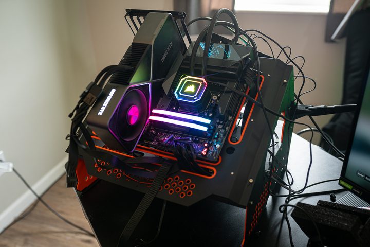 A test bench with the Ryzen 9 7950X installed.
