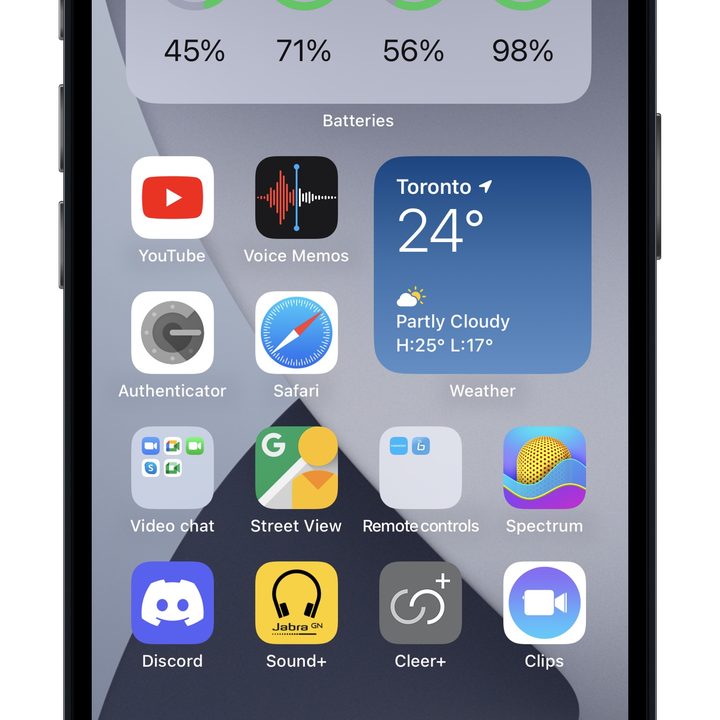 iPhone home screen with battery status widget.