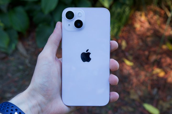 Someone holding an iPhone 14.