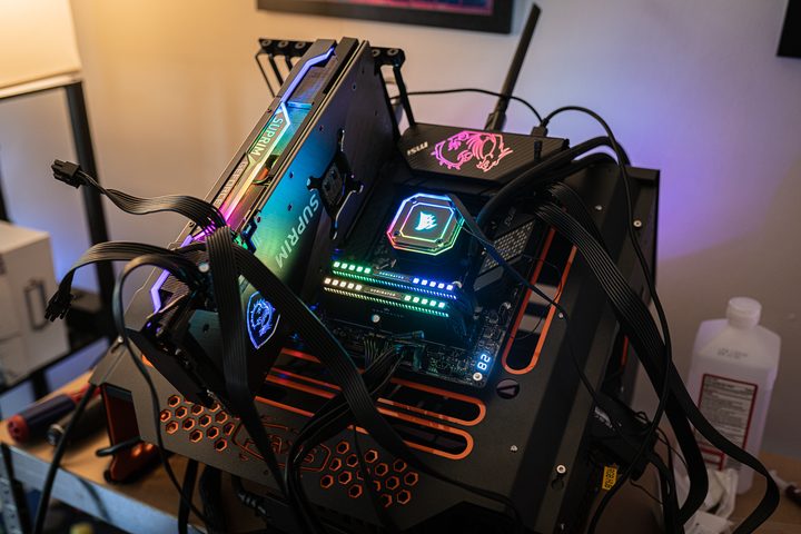 A test bench with DDR5 installed.