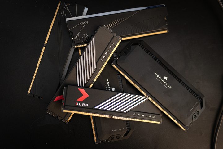 Several DDR5 sticks sitting on a table.