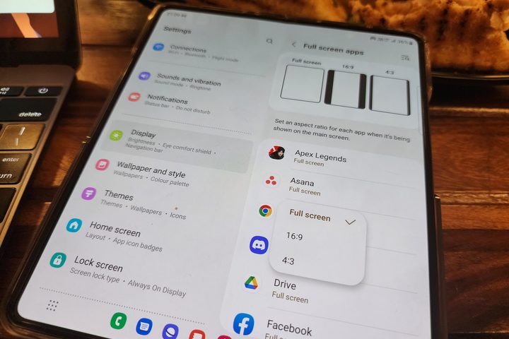 Samsung Galaxy Z Fold 4 full screen apps