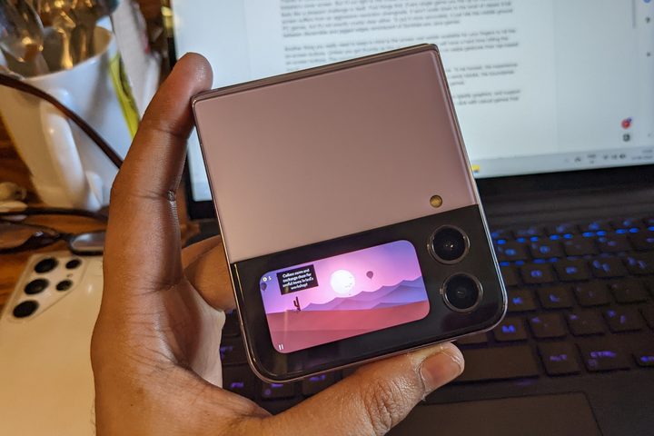 Alto Adventure on Samsung Galaxy Z Flip 4 cover screen.