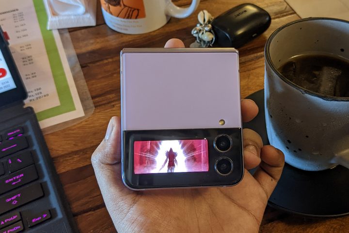 Diablo Immortal cinematic on Samsung Galaxy Z Flip 4 cover screen.