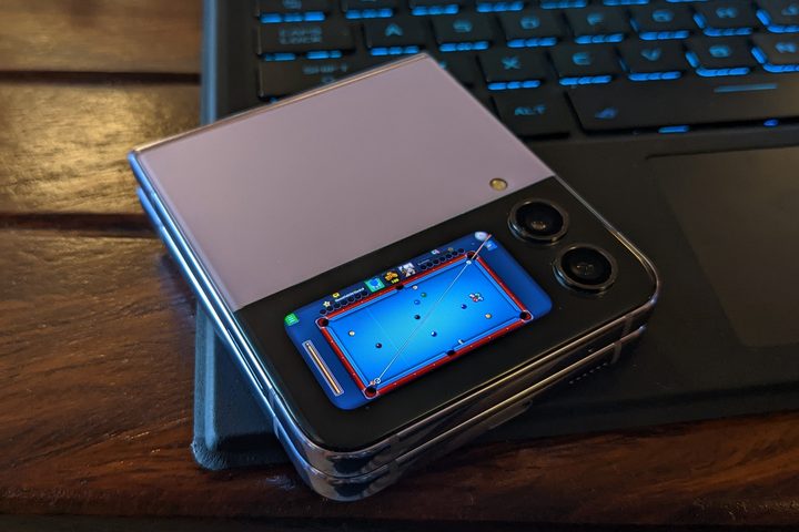 Billiards game on on Samsung Galaxy Z Flip 4 cover screen.